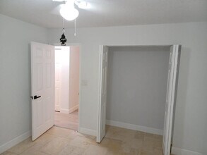 2660 Lakeview Dr-Unit -2 in Naples, FL - Building Photo - Building Photo