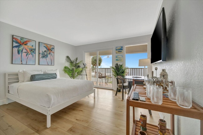 2506 N Rocky Point Dr in Tampa, FL - Building Photo - Building Photo