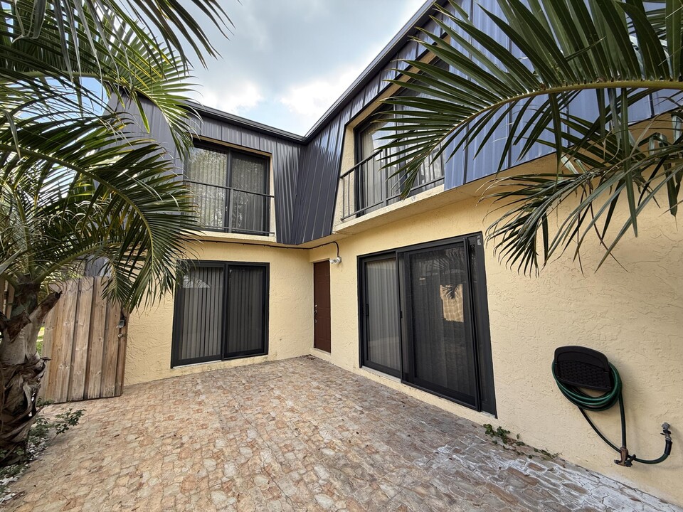 2471 Waterside Dr in Lake Worth Beach, FL - Building Photo