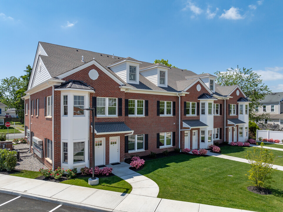 Shrewsbury Manor at Allen Place in Red Bank, NJ - Foto de edificio