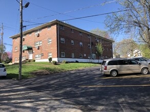 Fisher Court in Kansas City, KS - Foto de edificio - Building Photo