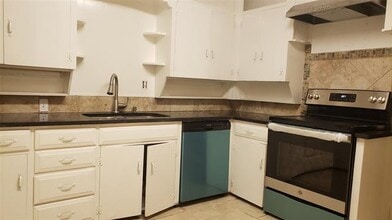 1405 Robin Ln in Arlington, TX - Building Photo - Building Photo