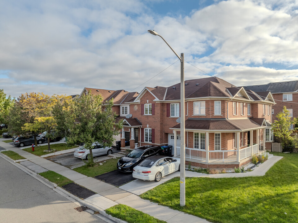 13 Fairway Crt in Brampton, ON - Building Photo