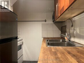383 Lansdowne Ave in Toronto, ON - Building Photo - Building Photo
