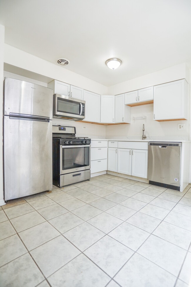 1632 W Pratt Blvd, Unit #2S