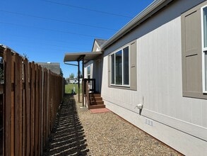 5660 Daisy St in Springfield, OR - Foto de edificio - Building Photo