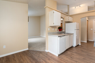 Cherry Bluffs & Cherry Ridge Apartments in Spokane, WA - Building Photo - Interior Photo