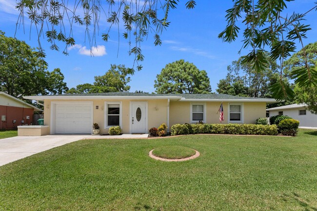 486 NE Solida Cir in Port St. Lucie, FL - Foto de edificio - Building Photo