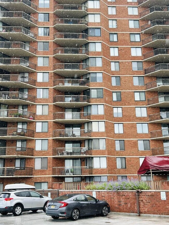 1040 Harmon Cove Tower in Secaucus, NJ - Building Photo - Building Photo