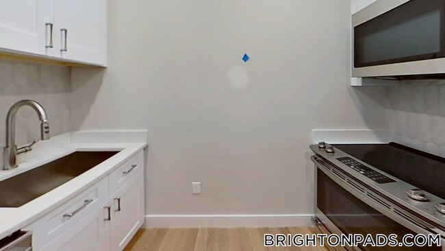 104-106 Warren St., Unit 2 in Boston, MA - Foto de edificio - Building Photo