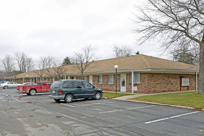 Dow Manor Apartments in Richmond, MI - Foto de edificio - Building Photo