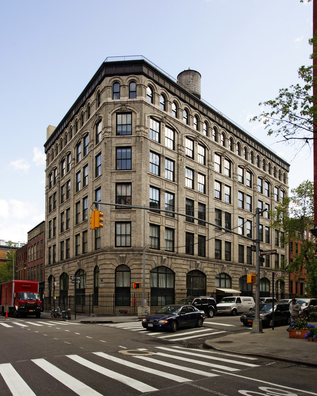 337-341 W 11th St in New York, NY - Building Photo - Building Photo