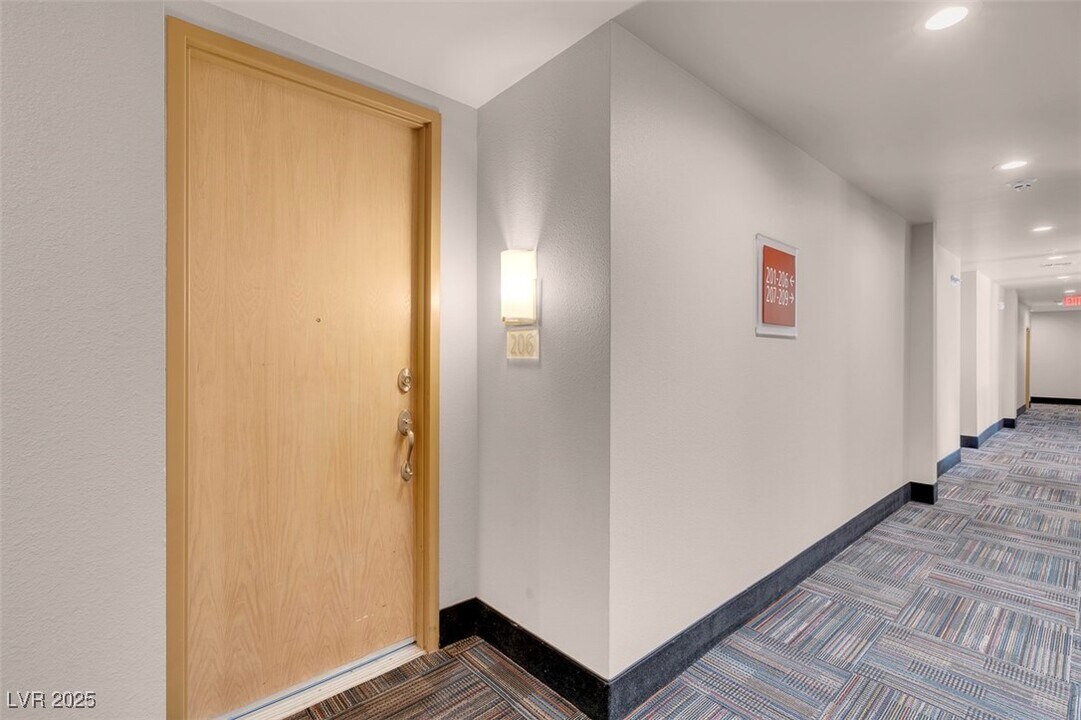 75 E Agate Ave in Las Vegas, NV - Building Photo