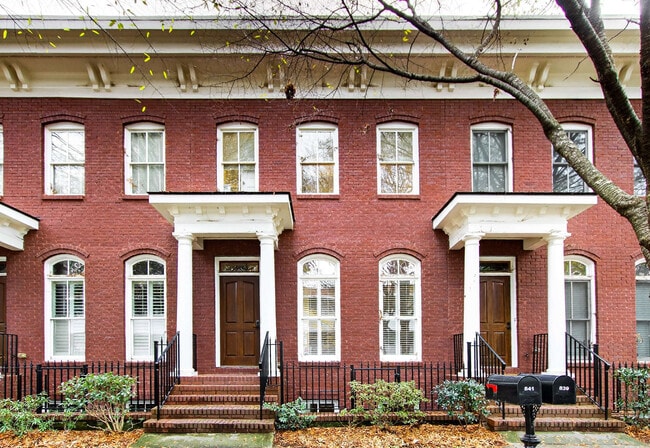 property at 841 Inman Vlg Pkwy NE