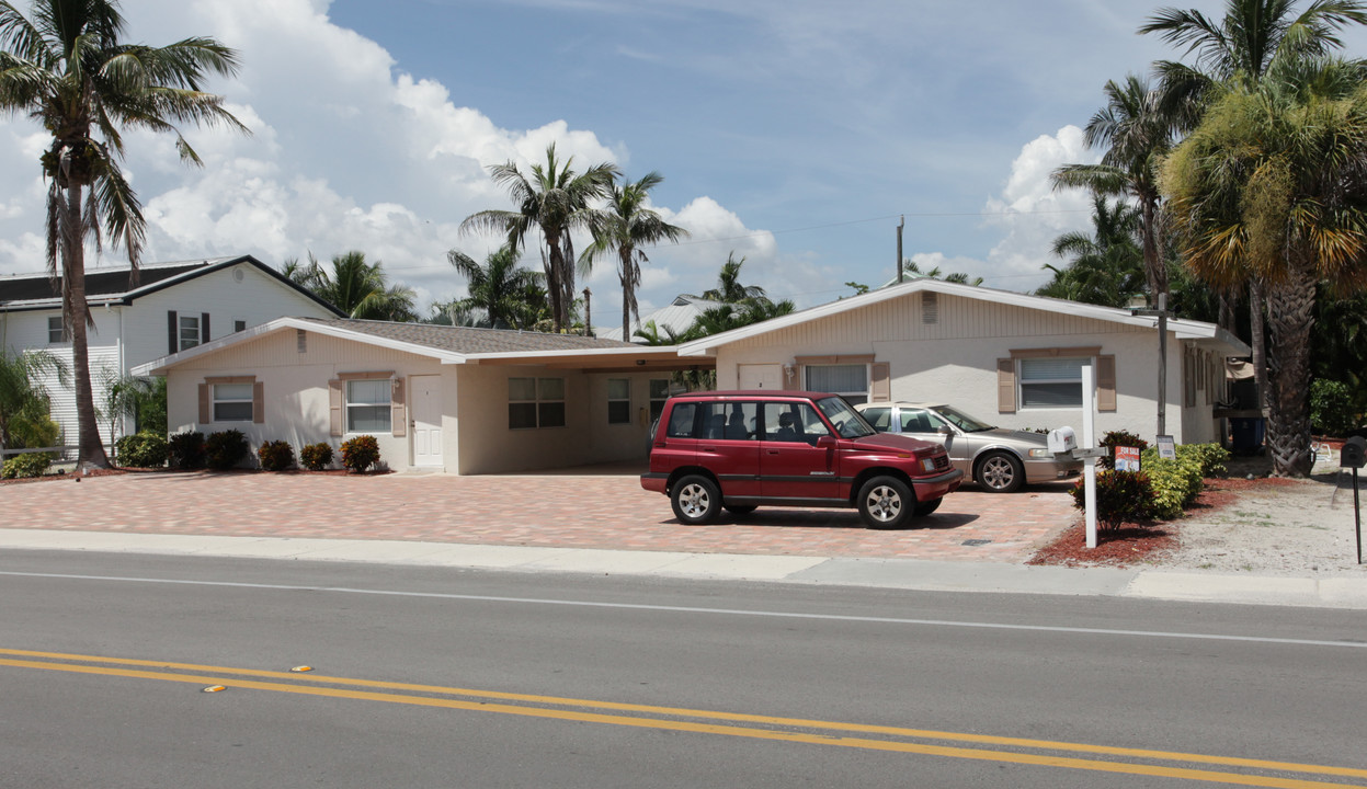 GULF BREEZE AT FORT MYERS in Ft. Myers, FL - Building Photo