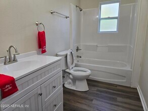 5738 Moncrief Rd in Jacksonville, FL - Building Photo - Building Photo