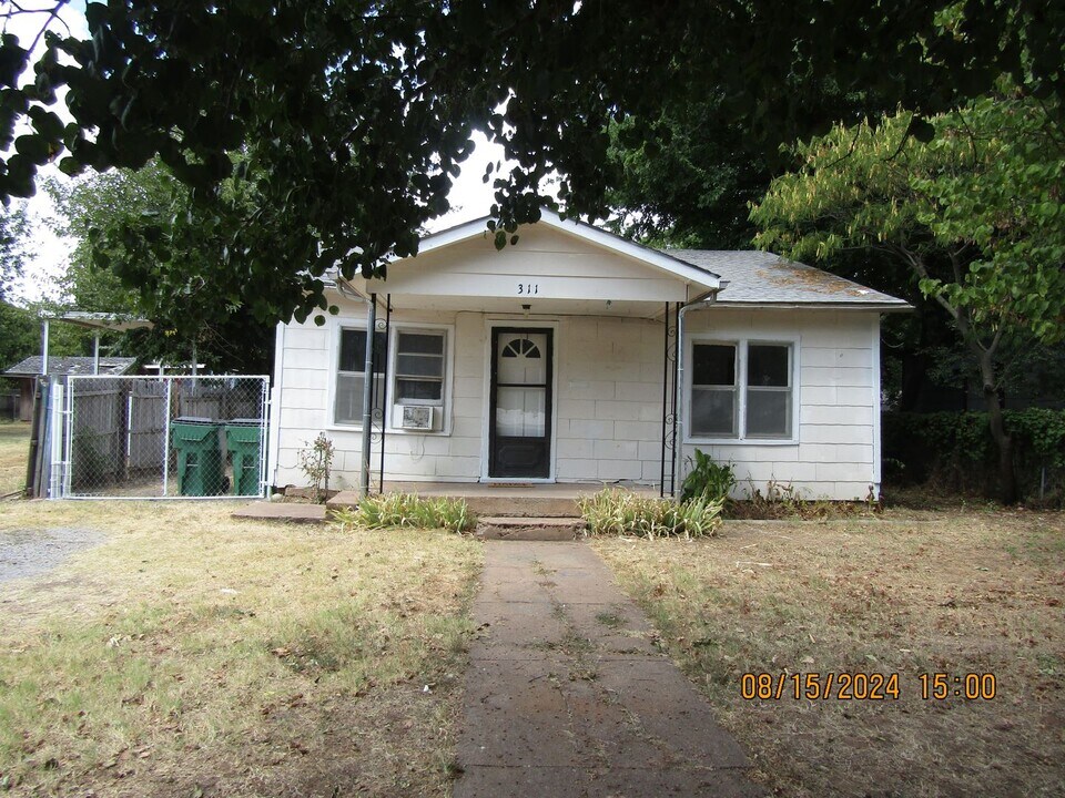 311 E Nevada St in Walters, OK - Building Photo