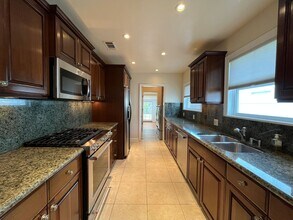17613 Bessemer St in Los Angeles, CA - Building Photo - Building Photo