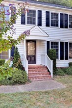 106 Dawn Pl in Yorktown, VA - Foto de edificio - Building Photo