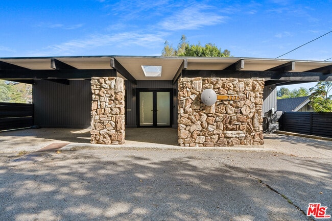 2775 Rinconia Dr in Los Angeles, CA - Building Photo - Building Photo