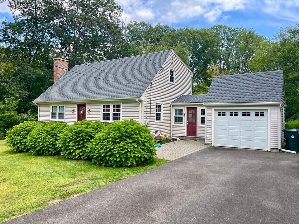 22 Carol Dr in Tolland, CT - Building Photo