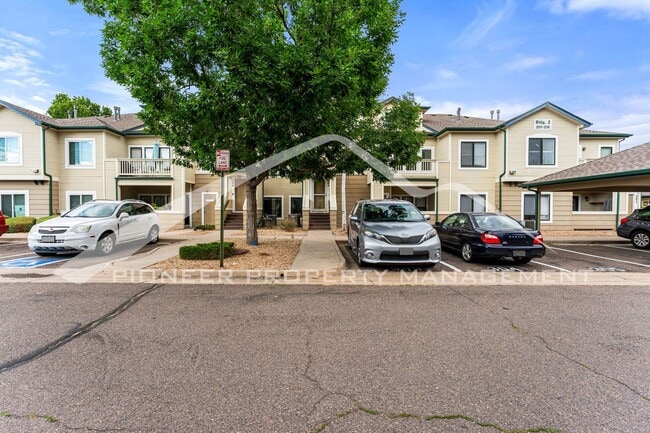 8707 E Florida Ave in Denver, CO - Foto de edificio - Building Photo