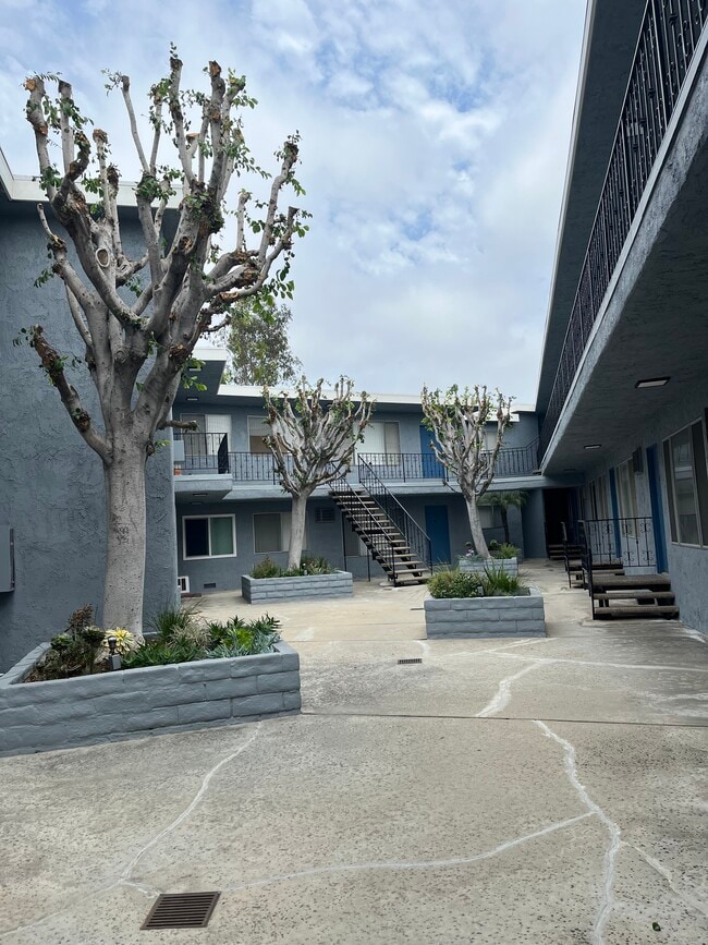 10541 National Blvd, Unit 18 in Los Angeles, CA - Building Photo - Building Photo