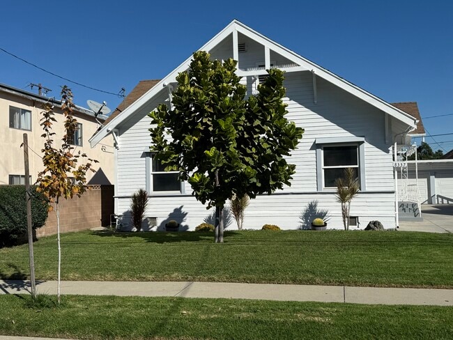 8337 Alameda St in Downey, CA - Foto de edificio - Building Photo