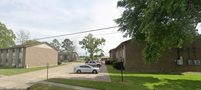 1305 E Bayou Rd in Donaldsonville, LA - Building Photo - Building Photo