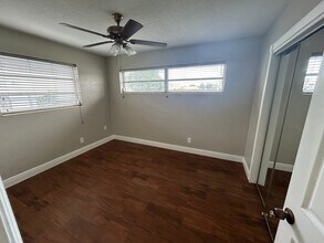 11001 SW 180th St in Miami, FL - Foto de edificio - Building Photo