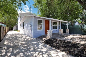 3122 W César E Chávez Blvd in San Antonio, TX - Building Photo - Building Photo