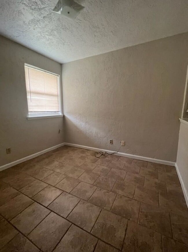 17 NW 25th St in Lawton, OK - Foto de edificio - Building Photo