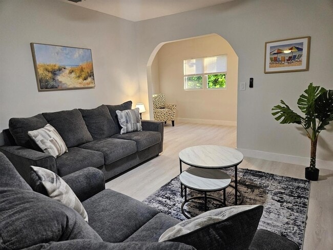 719 Briggs St in West Palm Beach, FL - Foto de edificio - Building Photo