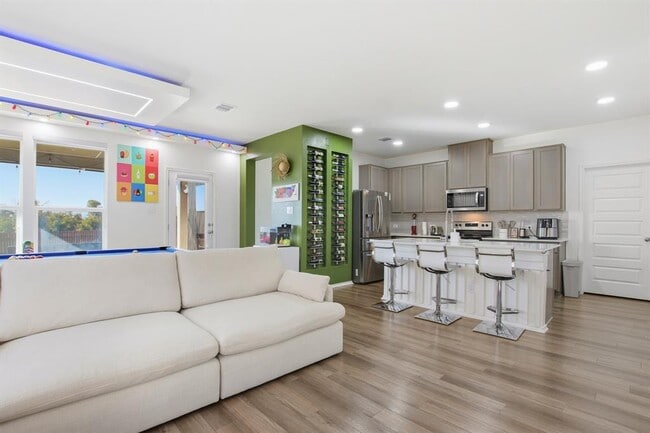 102 Whitney Dr in Elgin, TX - Building Photo - Building Photo