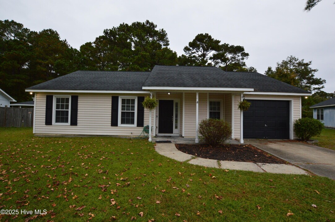 121 Hunting Green Dr in Jacksonville, NC - Building Photo