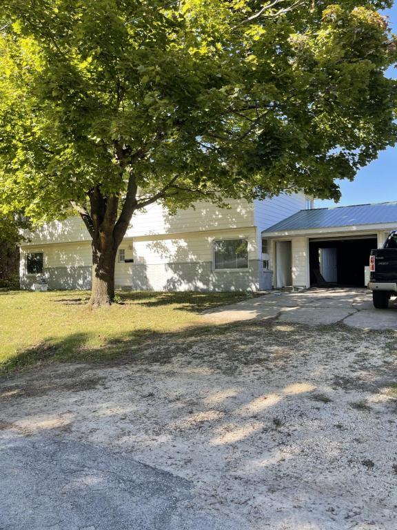 205 9th St NE in Oelwein, IA - Building Photo - Building Photo