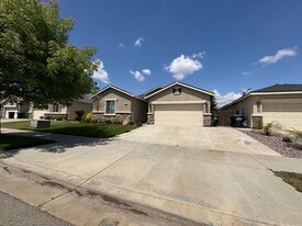 3842 E Evergreen Ave in Visalia, CA - Building Photo