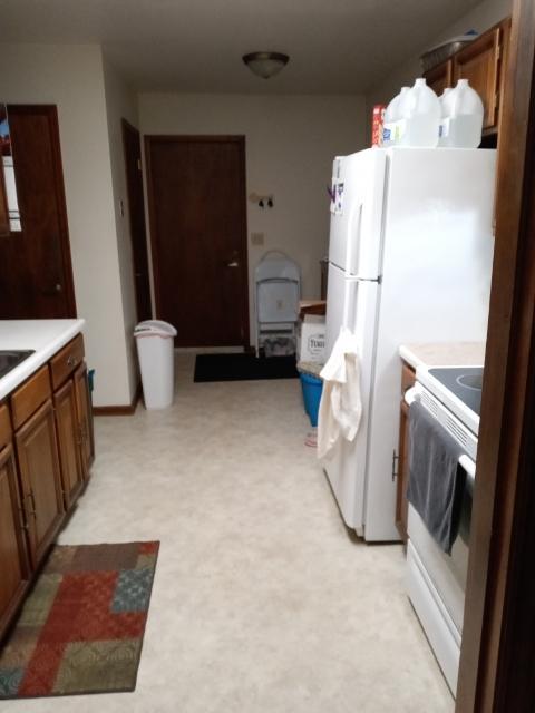 300 E Saratoga St, Unit 3 in Marshall, MN - Foto de edificio - Building Photo