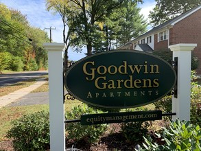 Garden Style Apartments in a park like setting in Wethersfield, CT - Foto de edificio - Building Photo