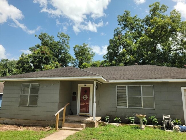 411 W Mansfield St in Brenham, TX - Building Photo - Building Photo