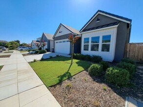 2018 N Hughes Ave in Clovis, CA - Building Photo - Building Photo