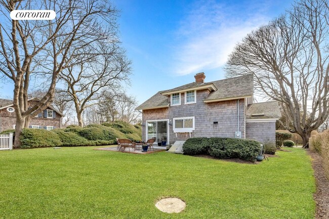 1 Village Ln in Quogue, NY - Foto de edificio - Building Photo