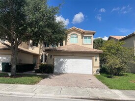 5031 Madison Lakes Cir W in Davie, FL - Building Photo