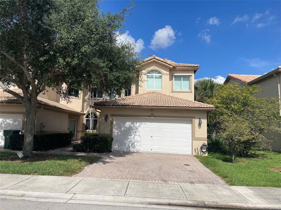 5031 Madison Lakes Cir W in Davie, FL - Building Photo