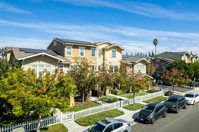 Lotus Townhomes in Sunnyvale, CA - Building Photo - Building Photo