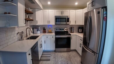 8050 Severn Dr in Boca Raton, FL - Foto de edificio - Building Photo