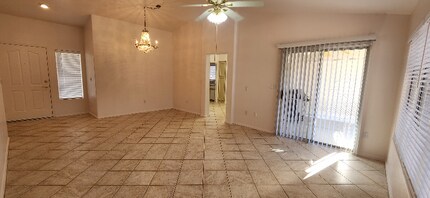 2549 Lotus Hill Dr in Las Vegas, NV - Foto de edificio - Building Photo