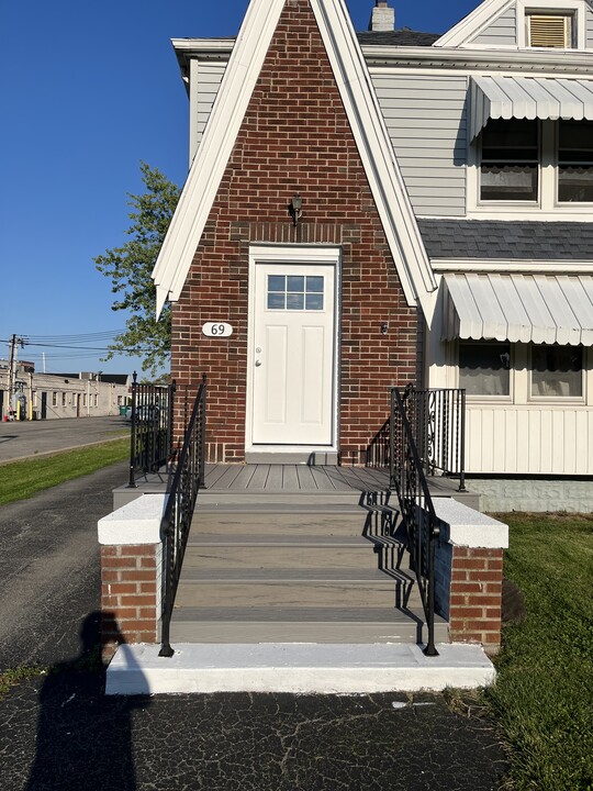 69 Hobmoor Ave, Unit 2 Bedroom Upper Apartment in Buffalo, NY - Foto de edificio