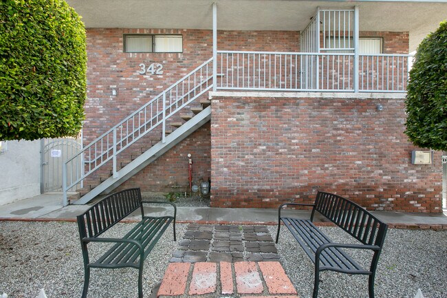 342 E Providencia Ave in Burbank, CA - Building Photo - Building Photo