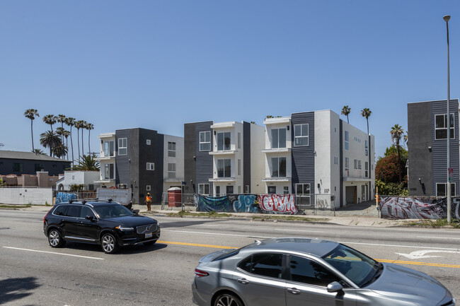 2727 S La Brea Ave in Los Angeles, CA - Building Photo - Building Photo